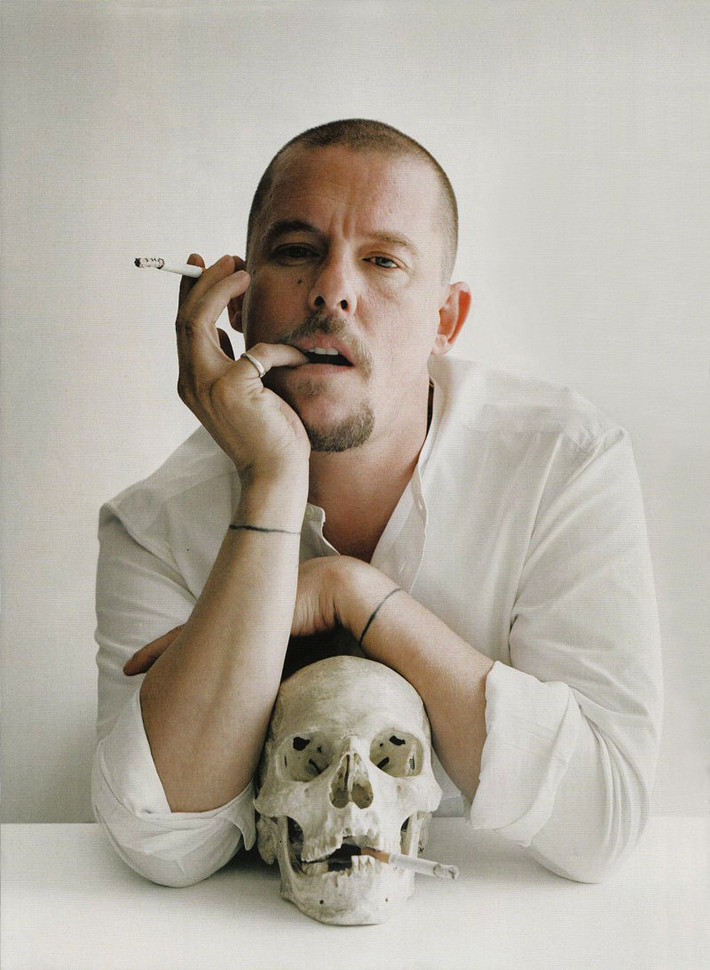 Alexander McQueen: Tháng 2/2010, ngành thời trang thế giới rúng động trước thông tin NTK lừng danh Alexander McQueen treo cổ tự tử tại nhà riêng ở London, Anh, khi chỉ 40 tuổi. Tại thời điểm đó, nhiều nguồn tin khẳng định vì quá đau khổ trước cái chết của mẹ mình, NTK tên tuổi đã quyết định tìm đến cái chết.