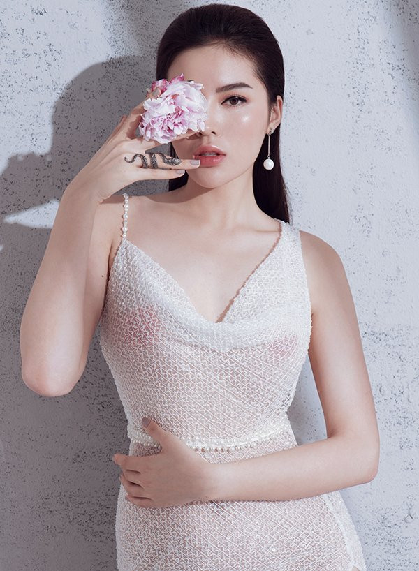Kể từ khi công khai nâng cấp vòng một, Hoa hậu Kỳ Duyên không ngại việc khoe vóc dáng gợi cảm, phong cách cùng từ đó trở nên táo bạo hơn xưa.