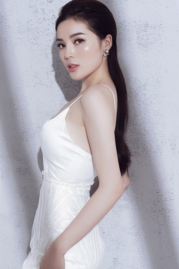 Chỉ sử dụng sắc trắng tinh khôi, nhưng nhà thiết kế đã khéo sáng tạo để mang đến sự đa dạng trong các mẫu váy giúp người đẹp họ Cao tự tin khoe đường cong.