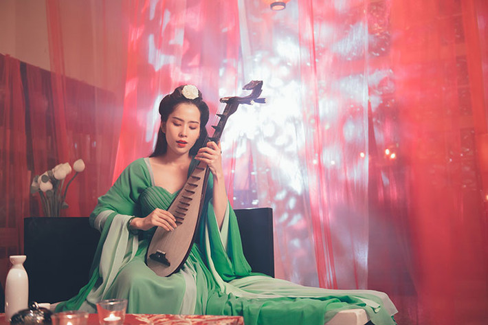 Đặc biệt, Nam Em đã tổ chức buổi họp báo giới thiệu sản phẩm “Xa anh là tốt nhất” tại Thái Lan.