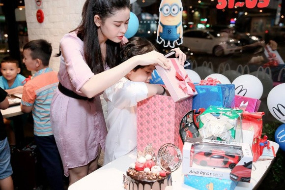 Trương Quỳnh Anh mới đây đã tổ chức một bữa tiệc sinh nhật cho con trai. Trên trang cá nhân của mình, Trương Quỳnh Anh chia sẻ: "Dạo này mẹ hay ngắm con. Và những lúc đó con thường hỏi mẹ: "Sao mẹ nhìn con hoài vậy, dễ thương quá hả mẹ? Mẹ chỉ cười gật đầu, con mẹ thì kiểu gì mẹ cũng thấy thương hết".