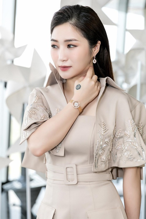 Hiện Hương Tràm đang là giám khảo trong chương trình tìm kiếm tài năng mới “The Debut – Dự án số 1".