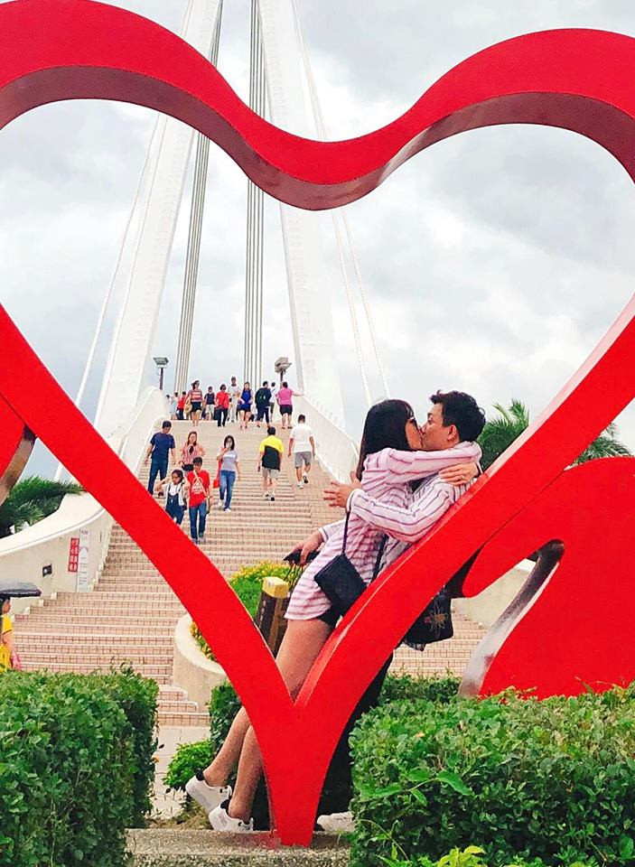 "Có vẻ hôm qua em rất vui! Chơi từ lúc bước chân xuống sân bay tới bây giờ. Có thể ai đó sẽ cần nhiều hơn, nhưng em thì khác, em chỉ cần anh ở bên em trong cả ngày sinh nhật. Ừ, anh sẽ như thế. Happy birthday con heo - vợ, tình yêu, giám thị, má nuôi, tình nhân, tri kỷ, niềm vui và..... 'nạn nhân' của tôi!" - Trấn Thành chia sẻ.