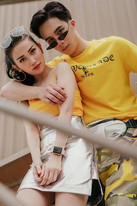 Bạn trai của Sĩ Thanh tên là Hạo Đông sở hữu gương mặt điển trai, cơ bụng 6 múi, tài giỏi. Anh từng được nhiều người ưu ái gọi là "bác sĩ đẹp trai nhất Việt Nam".