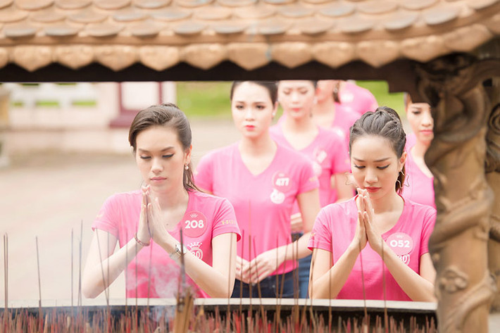 Ông Vũ Tiến – Phó trưởng BTC cuộc thi cùng các thí sinh đã dâng hoa và thắp hương tại tượng đài Quang Trung.