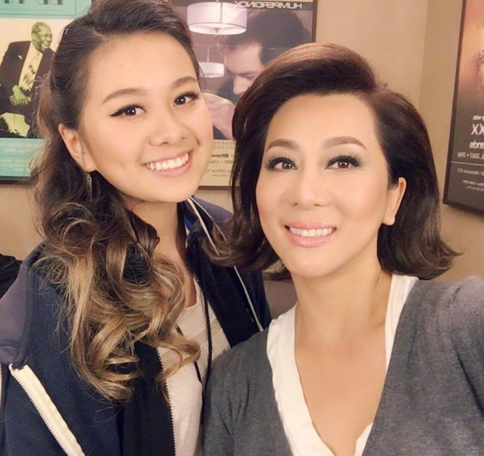 Dù Yenli không sở hữu chiều cao lý tưởng nhưng cô nàng có nụ cuời tỏa nắng, má lúm đồng tiền duyên dáng.