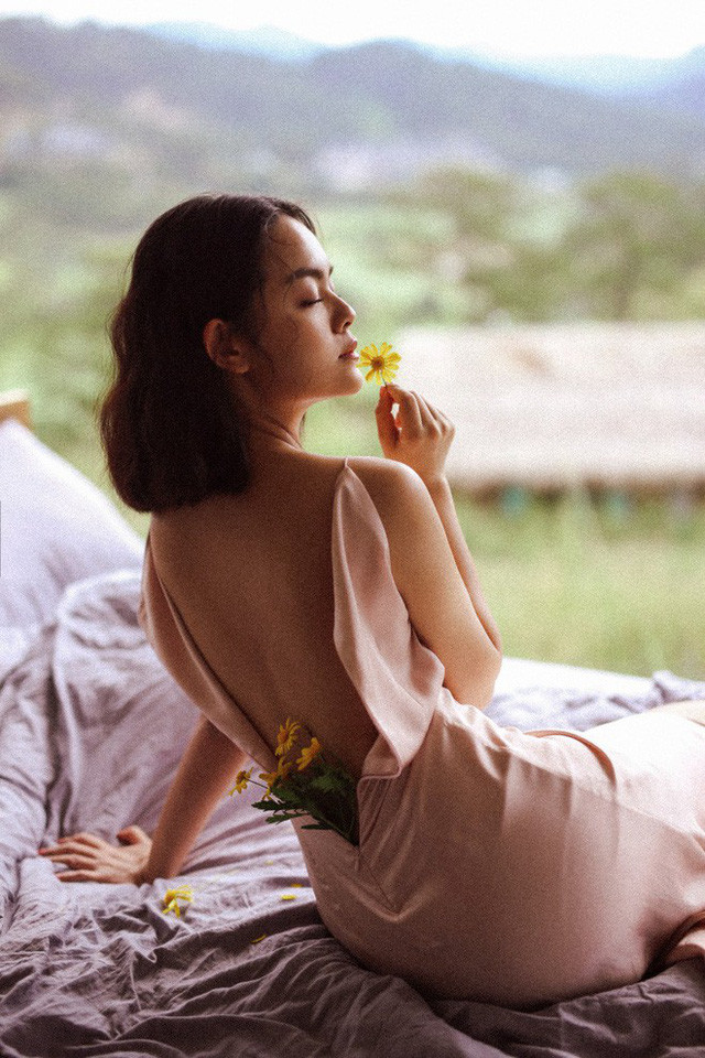 Nói về việc quay trở lại với âm nhạc sau thời gian dài vắng bóng, Phạm Quỳnh Anh chia sẻ: "Trong những năm đẹp nhất của tuổi trẻ, tôi đã chọn gia đình thay vì giấc mơ. Sự hy sinh này trong lòng tôi chưa bao giờ hối hận, vì cuộc sống của tôi đã xuất hiện 2 thiên thần nhỏ mà nhờ các con tôi nhận ra tình yêu trong tim mình dành cho chúng lớn lao hơn bất kỳ điều gì tôi có trên đời".