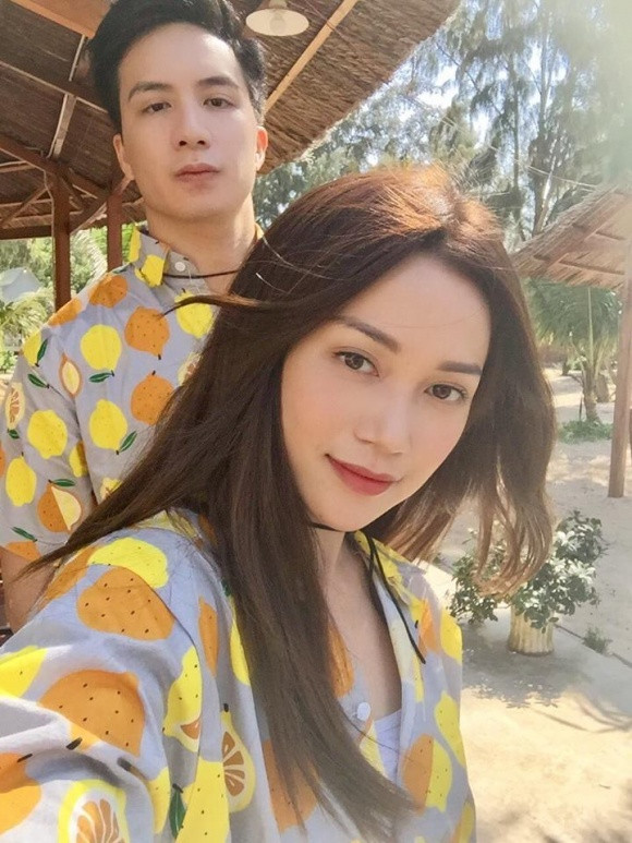 Cặp đôi thường xuyên chia sẻ những hình ảnh tình tứ trên trang cá nhân.