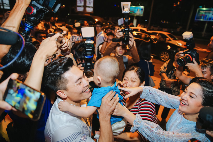 Sau giây phút ôm ba mẹ, MC Hồng Phượng trao con trai cho chồng. Giây phút đoàn tụ của gia đình Quốc Cơ - Hồng Phượng khiến nhiều người xúc động. Hồng Phượng chia sẻ cô ủng hộ công việc của chồng dù bản thân luôn phải đối diện với lo lắng, căng thẳng mỗi khi anh đi biểu diễn.