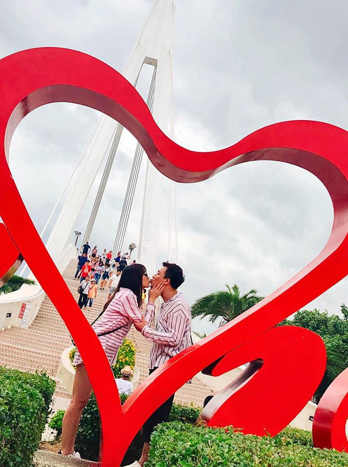 Ngày 22/6 là sinh nhật của Hari Won nên cô và chồng đã có khoảng thời gian đón tuổi mới bên nhau cực hạnh phúc. Cách đây vài giờ, Trấn Thành hào hứng khoe ảnh hôn Hari Won đắm đuối giữa nơi đông người và không quên gửi lời chúc sinh nhật ngọt ngào đến vợ.