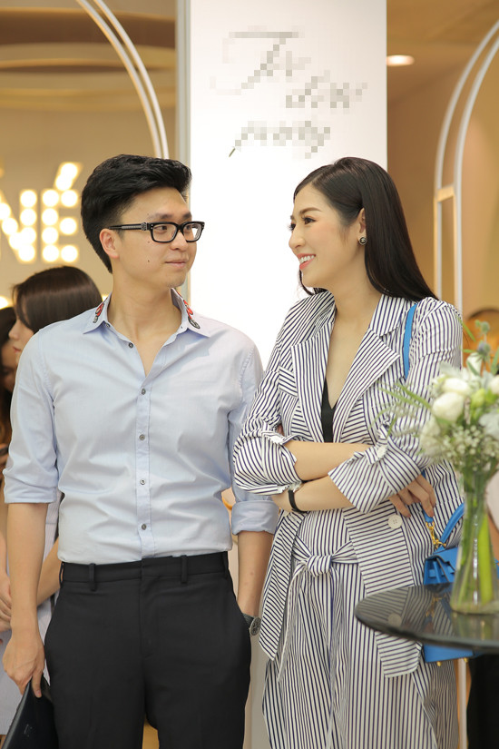 Tú Anh rạng rỡ xuất hiện bên chồng sắp cưới.