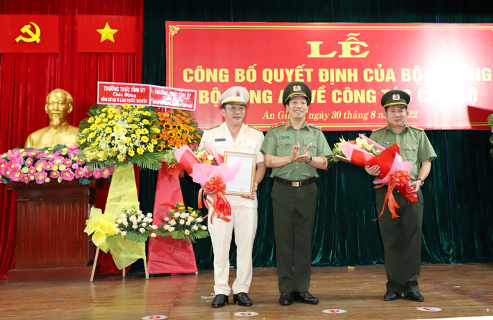 Chiều 30/8, tại Công an tỉnh An Giang, Bộ Công an tổ chức Lễ công bố Quyết định của Bộ trưởng Bộ Công an về việc điều động Đại tá Đinh Văn Nơi, Giám đốc Công an tỉnh An Giang đến nhận công tác và giữ chức Giám đốc Công an tỉnh Quảng Ninh.