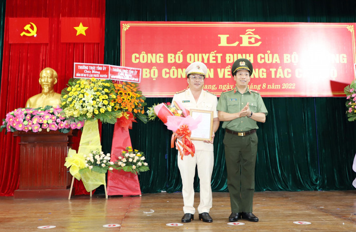 Đồng thời điều động, bổ nhiệm Đại tá Lâm Phước Nguyên, Phó Giám đốc Công an tỉnh Hậu Giang đến nhận công tác và giữ chức Giám đốc Công an tỉnh An Giang thay cho Đại tá Đinh Văn Nơi.