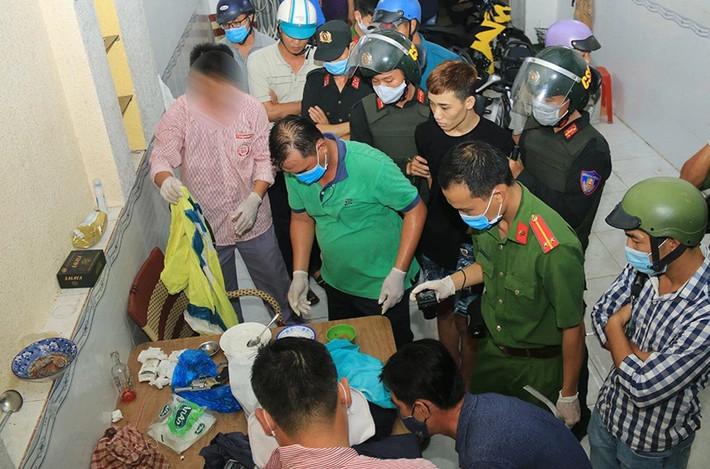 Triệt xóa đường dây mua bán trái phép chất ma túy, vũ khí quân dụng: Ngày 3/8/2020, Đại tá Đinh Văn Nơi đã chỉ đạo trực tiếp chuyên án mang bí số 520H, triệt phá đường dây mua bán trái phép chất ma túy, vũ khí quân dụng và công cụ hỗ trợ, do Huỳnh Trần Hùng (35 tuổi, ngụ TP Long Xuyên) cầm đầu. Hùng là con của một “đại gia” cá tra nổi tiếng và có một tiền án 3 năm tù về buôn bán ma túy, chấp hành án xong vào năm 2018. Cảnh sát thu giữ 3 khẩu súng, 9 viên đạn cùng nhiều loại ma túy và mở rộng vụ án, bắt thêm nhiều đối tượng.