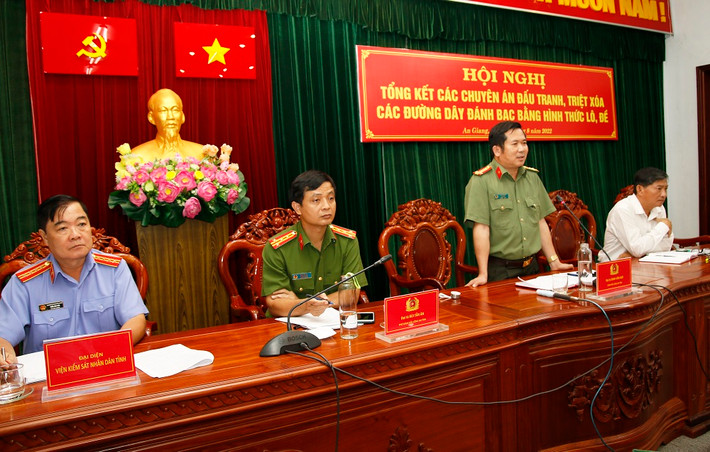 Mới đây, Cơ quan Cảnh sát điều tra Công an tỉnh An Giang tổ chức Hội nghị tổng kết 2 chuyên án đấu tranh, triệt xóa các đường dây đánh bạc bằng hình thức số lô, số đề có quy mô đặc biệt lớn do các đối tượng Nguyễn Thị Thủy Liên, Huỳnh Sĩ Nguyên, Dương Văn Hoàng, cùng trú thành phố Long Xuyên, tỉnh An Giang và Võ Phước Tài, Trần Thị Lời, cùng trú phường Vĩnh Mỹ, thành phố Châu Đốc, tỉnh An Giang cầm đầu. Đến nay, đã khởi tố 110 bị can, tạm 14 bị can về tội “Đánh bạc” và “Tổ chức đánh bạc”.
