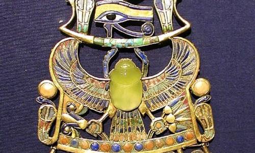 Khi nghiên cứu các hiện vật được tùy táng cùng pharaoh Tutankhamun, các chuyên gia dành nhiều sự chú ý đến mặt dây chuyền hình bọ hung.