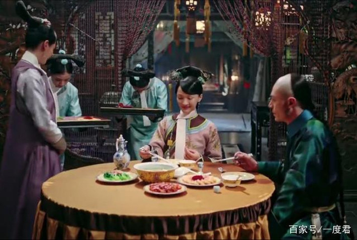 Bạc là kim loại không phản ứng với asen. Điều này có nghĩa là không xảy ra hiện tượng kim bạc chuyển sang màu đen ngay sau khi tiếp xúc với asen như chúng ta thường thấy trong các bộ phim cổ trang.