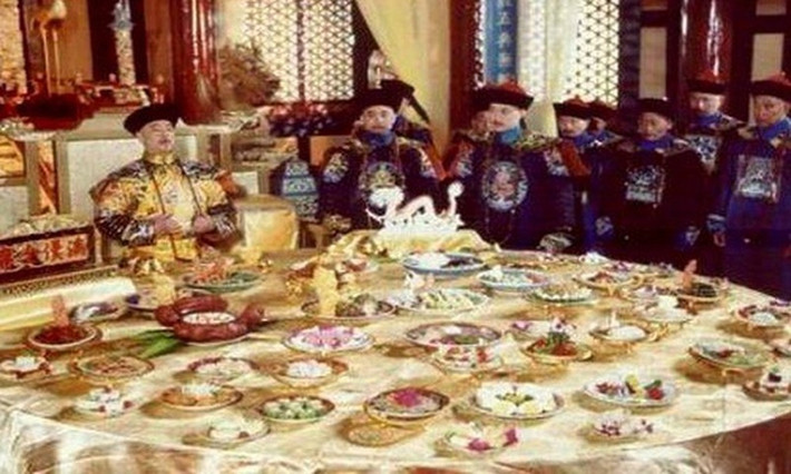 Chi tiết này đã được nhiều đạo diễn đưa vào trong các bộ phim cổ trang về đề tài hoàng cung và cuộc sống của bậc đế vương. Sau khi xem phim, nhiều người tò mò liệu kim bạc có thực sự có tác dụng phát hiện độc dược trong thức ăn hay không.