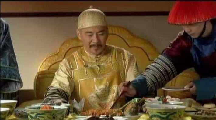 Nếu kim bạc chuyển sang màu đen thì chứng tỏ món ăn đó có độc. Lúc ấy, nhà vua sẽ trừng phạt những kẻ hạ độc vào thức ăn của mình.