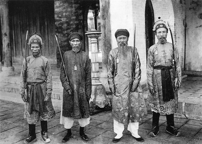 Bốn vị quan của nhà Nguyễn chụp ảnh với gương mặt nghiêm nghị.