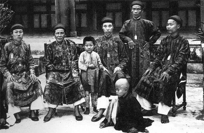 Ảnh chụp các thái giám triều Nguyễn. Sau khi vượt qua vòng tuyển chọn, những thái giám "nhí" được đưa vào cung học các nghi thức, quy định.