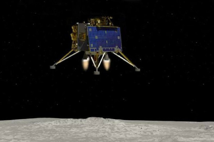 Ngoài ra, ISRO tiết lộ tàu đổ bộ Vikram đã thổi bay khoảng 2,06 tấn regolith (lớp đất đá trên bề mặt Mặt Trăng) khi đáp xuống vệ tinh tự nhiên của Trái Đất.
