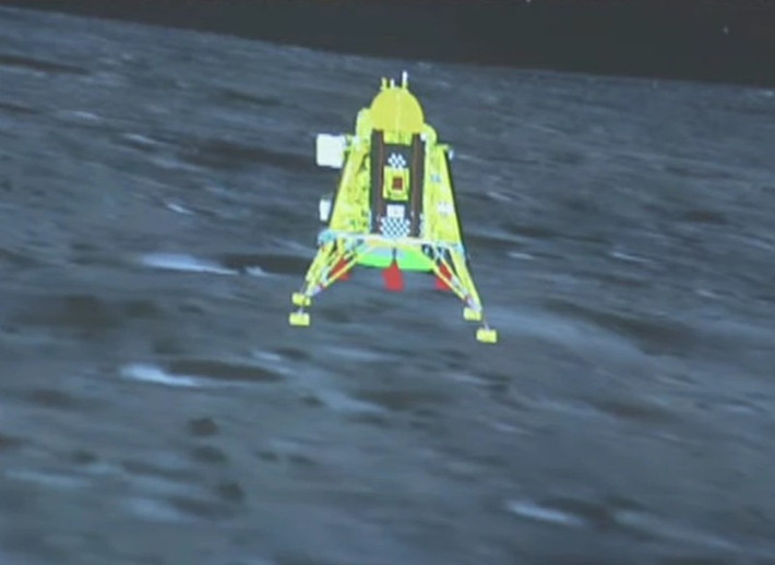 Vào ngày 23/8, tàu đổ bộ Chandrayaan-3 của Ấn Độ đã hạ cánh xuống Mặt Trăng. Với việc thành công đổ bộ lên cực nam Mặt Trăng, Ấn Độ đã trở thành quốc gia thứ 4 chinh phục thành công vệ tinh tự nhiên của Trái Đất.
