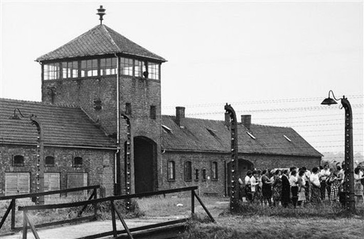 Để hành quyết hàng triệu người, chính quyền Hitler đã cho xây dựng hơn 20.000 trại tử thần ở nhiều nước châu Âu như: Ba Lan, Tiệp Khắc, Nam Tư, Pháp...
