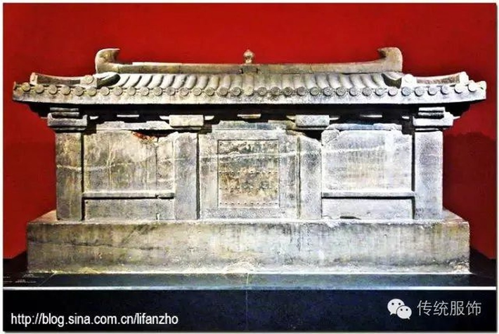 Năm 1957, trong lúc thi công một dự án ở Tây An, Thiểm Tây, Trung Quốc, các công nhân tình cờ phát hiện ngôi mộ cổ. Theo đó, họ nhanh chóng thông báo giới chức trách. Vì vậy, một nhóm chuyên gia khảo cổ được cử đến hiện trường và có khám phá bất ngờ về cỗ quan tài cổ.