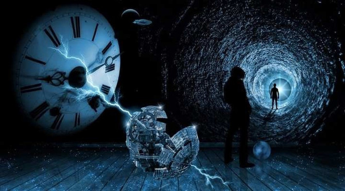 Khi trở về năm 2000, ông đã đến thăm mẹ là Kay Titor và lấy một số đồ vật cá nhân, cảnh báo gia đình về các cuộc chiến sắp xảy ra.