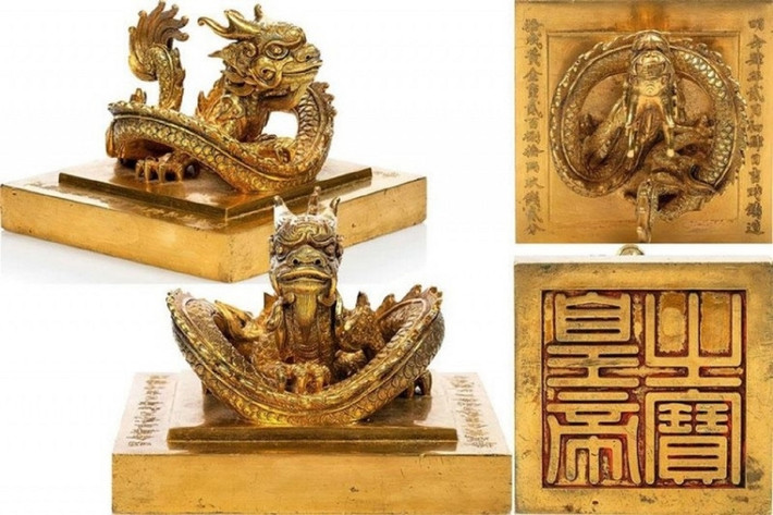 Đằng sau khu vực trưng bày ấn, phía trái, ông Hồng đặt bức tranh in chân dung vua Minh Mạng lồng khung gỗ. Trong khi đó, phía bên phải ấn vàng "Hoàng đế chi bảo" là tượng đồng Chủ tịch Hồ Chí Minh do nghệ nhân làng Ý Yên (Nam Định) đúc. Ảnh: VOV.