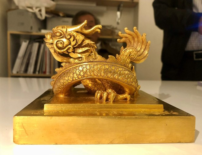 Trước đó, ông Nguyễn Thế Hồng - doanh nhân ngành bất động sản, Chủ tịch Hội Sưu tầm, nghiên cứu cổ vật Kinh Bắc - chi 6,1 triệu Euro (hơn 153 tỷ đồng) mua ấn vàng "Hoàng đế chi bảo" từ nhà đấu giá Millon của Pháp. Ảnh: Tư liệu Cục Di sản Văn hóa.