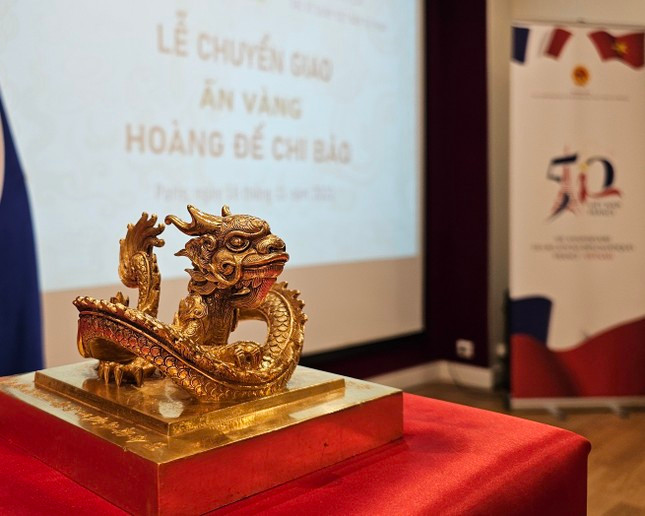 Theo ông Nguyễn Thế Hồng, để đến gian phòng trưng bày ấn vàng "Hoàng đế chi bảo" tại tầng 5 của tòa nhà, khách cần đi lên bằng thang máy. Từ khi ấn vàng về, ông Hồng luôn bố trí nhóm 4 - 5 bảo vệ, trực cả ngày lẫn đêm và có camera. Tủ kính trưng bày ấn vàng "Hoàng đế chi bảo" dùng khóa vân tay mà chỉ có ông Hồng có thể mở được. Ảnh: Tiền phong.