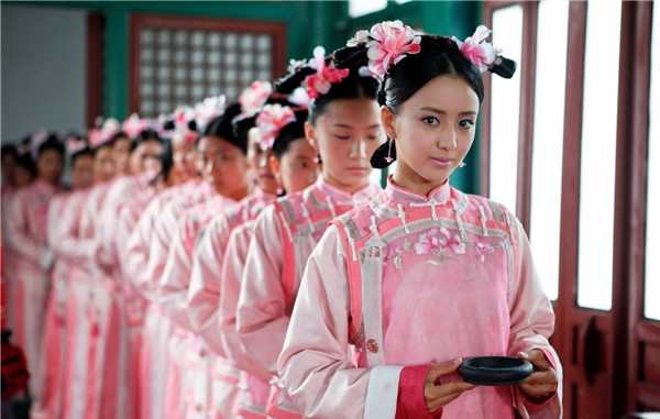 Một vài cung nữ "đổi đời" khi lọt vào "mắt xanh" và được thị tẩm. Nếu may mắn mang long thai và sinh được hoàng tử hay công chúa thì cung nữ sẽ trở thành phi tần, tận hưởng cuộc sống xa hoa, quyền quý.