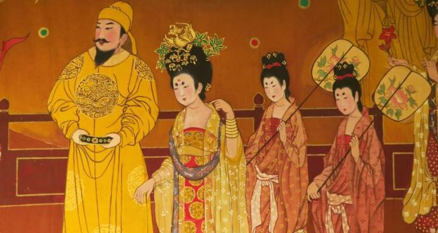 Nếu hoàng đế cho gọi thì cung nữ phải ngay lập tức có mặt và thực hiện các chỉ thị như lấy nước uống, hầu hạ đi vệ sinh...