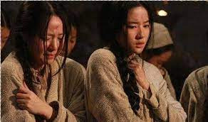 Vậy nên, việc đi lưu đày trở thành cực hình đối với nữ tù nhân. Do vậy, gia đình thường hối lộ một khoản tiền lớn cho nha dịch để họ đối xử tốt với con gái. Nhờ đó, trên đường đi lưu đày, nữ tù nhân sẽ được nha dịch bảo vệ, chiếu cố để có cuộc sống dễ chịu hơn như không phải chịu đói, chịu rét.
