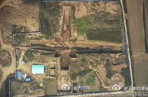 Thêm nữa, nhóm chuyên gia còn phát hiện một số hiện vật giá trị bao gồm: ngọc bích, mảnh vàng bạc, tiền xu, đồ gốm, đồ đồng được chạm khắc tinh xảo...