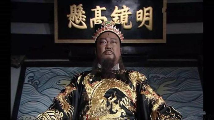 Là vị quan thanh liêm, chính trực và sống giản dị, chuẩn mực nên Bao Công được mọi người yêu quý, tôn trọng. Tiếng lành đồn xa, vua Tống Nhân Tông (1010 – 1063) đã triệu Bao Công về kinh và giao cho những chức vụ quan trọng trong triều là: Trung thừa, Giám sát ngự sử, Trực học sĩ Long đồ các, Tam tư Hộ bộ Phó sử, Thiên Chương các Thị chế...