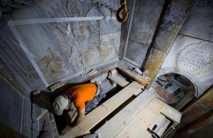 Các chuyên gia được các cộng đồng Cơ Đốc giáo quản lý nhà thờ cho phép có 60 giờ để khám phá ngôi mộ. Do đó, 35 chuyên gia bảo tồn làm việc liên tục trong gần 3 ngày để loại bỏ lớp bụi và ghi chép chi tiết mỗi bước tiến hành khi mở mộ Chúa Jesus.