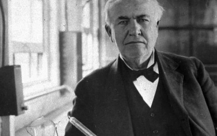 Tiếp đến, Edison dự đoán: “Sau này, sách sẽ được làm từ kim loại niken. Nhờ đó, giá thành của sách sẽ rẻ hơn và bền hơn so với giấy hiện nay”. Nhiều người cho rằng, lời tiên đoán này của Edison ám chỉ đến sách điện tử.