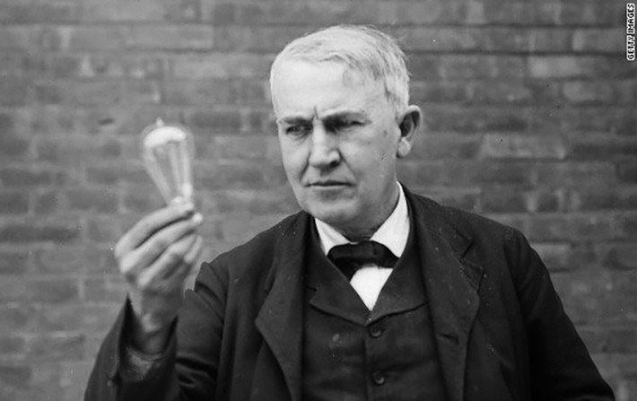 Nhà phát minh vĩ đại người Mỹ Thomas Edison (1847 - 1931) cũng khiến dư luận "đứng ngồi không yên" khi dự đoán chính xác về việc máy móc sẽ thay thế con người. Theo ông, máy móc sẽ tham gia sản xuất cùng con người và trở thành công cụ làm việc không thể thiếu.
