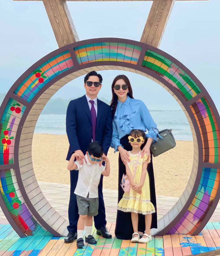 Sau 11 năm đăng quang, Đặng Thu Thảo hiện có cuộc sống hạnh phúc, viên mãn bên chồng doanh nhân Trung Tín và 2 con. Cô và ông xã cũng thường xuyên đưa các con đi du lịch.