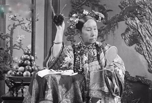 Khi lần đầu tiên nhìn thấy ô tô - phương tiện di chuyển thời thượng nhất thời bấy giờ, Từ Hi Thái hậu vô cùng kinh ngạc. Khi ngồi trên xe, bà bất ngờ vì chiếc xe chạy rất nhanh.