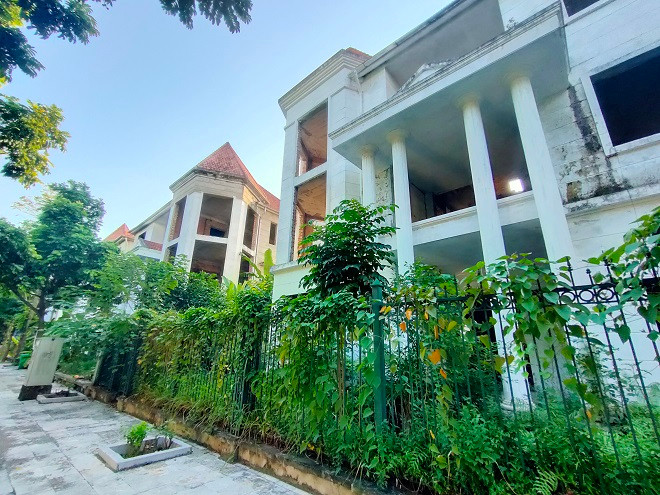 Những căn biệt thự đã hoàn thiện từ lâu cũng chung cảnh ngộ bỏ hoang vì không có người đến ở, cổng sắt hoen rỉ, cây leo quây kín.