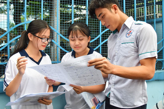 Việc đăng ký xét công nhận tốt nghiệp THPT được thực hiện theo hình thức trực tiếp tại trường phổ thông (đối với thí sinh đang học lớp 12 năm học 2021-2022) hoặc tại đơn vị đăng ký dự thi do Sở Giáo dục và Đào tạo quy định (đối với thí sinh tự do chưa tốt nghiệp THPT). Khi nộp Phiếu đăng ký xét công nhận tốt nghiệp, thí sinh phải nộp đầy đủ minh chứng liên quan đến các thông tin được hưởng ưu tiên, khuyến khích (nếu có).