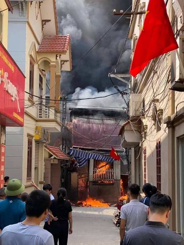 Ngay khi tiếp nhận được thông tin ban đầu, Trung tâm Thông tin Chỉ huy Công an Thành phố đã điều động 01 xe chỉ huy chữa cháy, 02 xe chữa cháy của Công an huyện Thường Tín tới hiện trường triển khai chữa cháy.