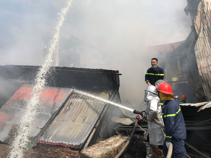 Tổ chức triển khai chữa cháy, ngăn cháy lan sang nhà dân và hộ kinh doanh lân cận, đồng thời chỉ đạo các lực lượng Công an xã, lực lượng Cảnh sát Giao thông, dân phòng… tổ chức phân luồng giao thông và đảm bảo an ninh trật tự khu vực xảy cháy.