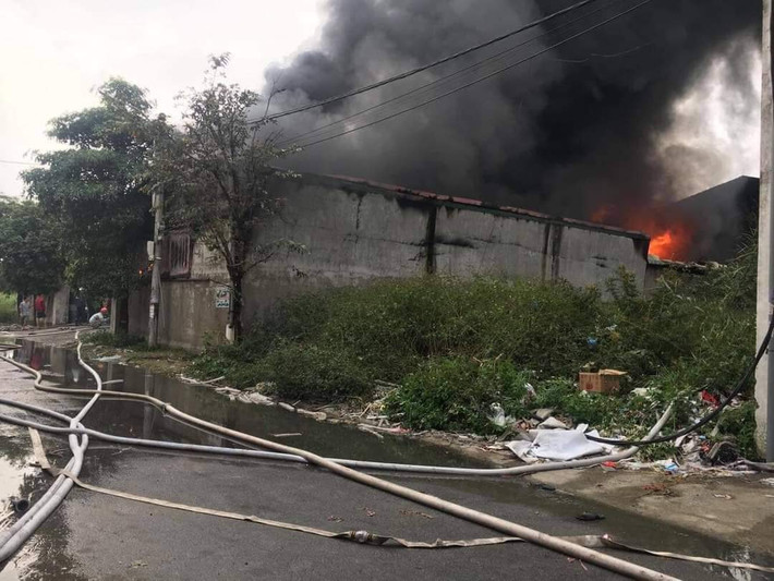 Vào hồi 8h35 phút ngày 2/5/2022, Trung tâm chỉ huy Công an Thành phố nhận được tin báo cháy xảy ra tại hộ sản xuất, kinh doanh tại Đội 7, xã Tiền Phong, huyện Thường Tín, TP Hà Nội.