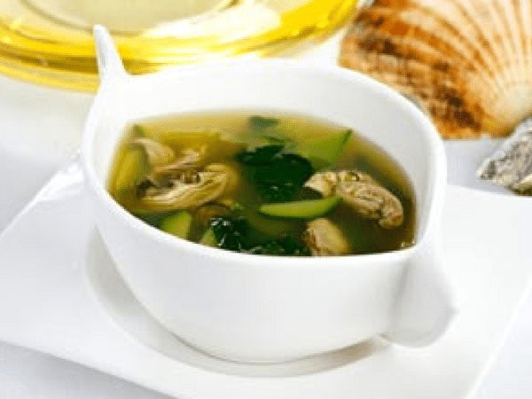 Súp hải sản được nấu bằng sò điệp tươi và bông cải xanh giúp bạn giảm cân hiệu quả và nhanh chóng. Tuy nhiên, nguyên liệu của món này có giá thành hơi cao một chút.