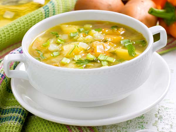 Món súp rau mùi-chanh giàu vitamin C rất tốt sức khỏe, giúp đẩy nhanh quá trình sản xuất tế bào máu trắng trong cơ thể và cải thiện miễn dịch tổng thể. Đồng thời đây cũng là một món súp ngon bổ giúp bạn giảm cân hiệu quả.